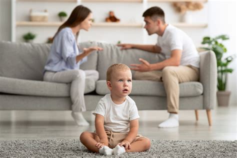 Voveriukas su mama ir tėčiu namuose