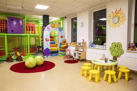Vaikų žaidimų kambarys su įvairiais lavinamaisiais žaislais
