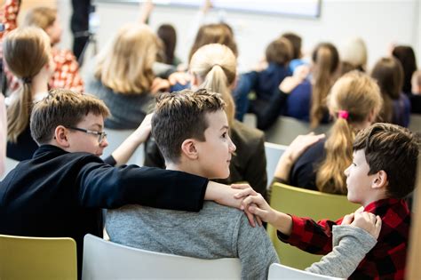 Vaikai, sprendžiantys galvosūkius