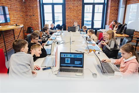 Vaikai, besimokantys programavimo „Sourcery for Kids“ akademijoje