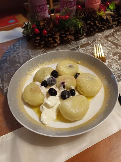 Nuotrauka su patiektu kugeliu ir grietine