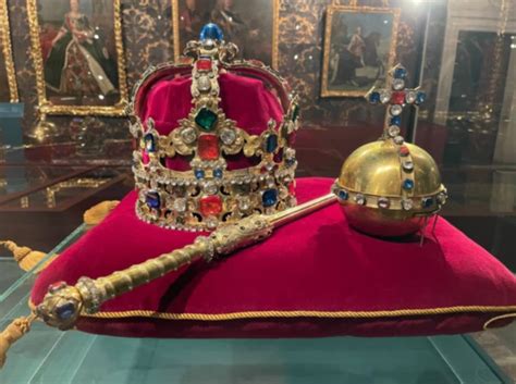 Karūna ir karališkas skeptras