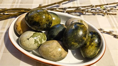 Velykinių kiaušinių marginimas natūraliomis priemonėmis