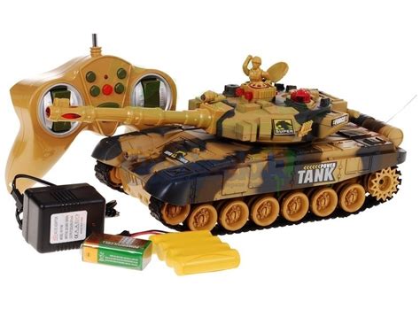 Vaikiškas RC tankas žaidžiantis su vaiku