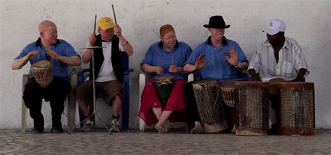 Nuotrauka iš Albinosų revoliucijos kultūrinės trupės pasirodymo