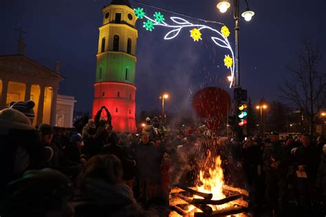 Nuotrauka su Vasario 16-osios Nepriklausomybės Akto originalu