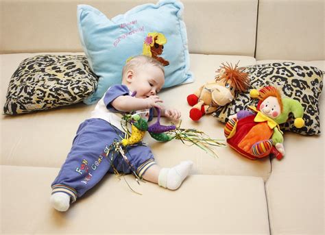 vaikas su skirtingais žaislais