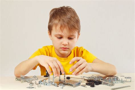 vaikas žaidžia su konstruktoriumi