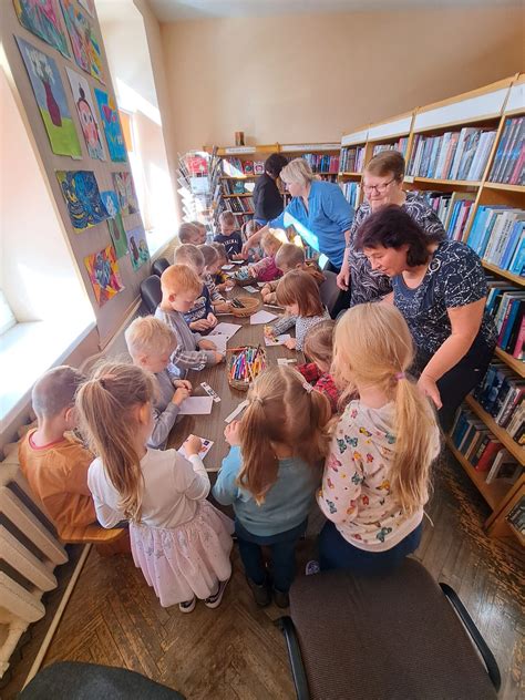 Vaikai ruošia maistą kartu su knygos personažais