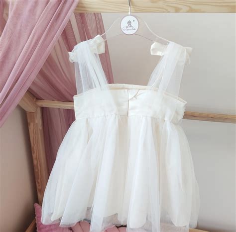 balta suknelė krikštynoms