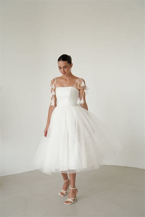 balta tiulinė suknelė