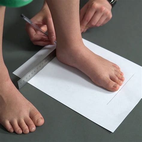 Schematinis vaizdas kaip išmatuoti vaiko pėdą