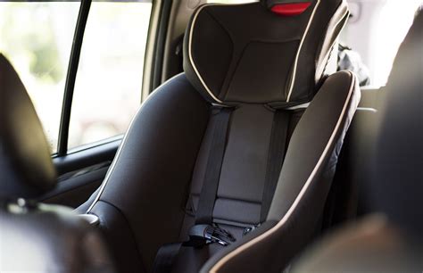 pavydžiai tinkamai ir netinkamai pritvirtintų automobilinių kėdučių