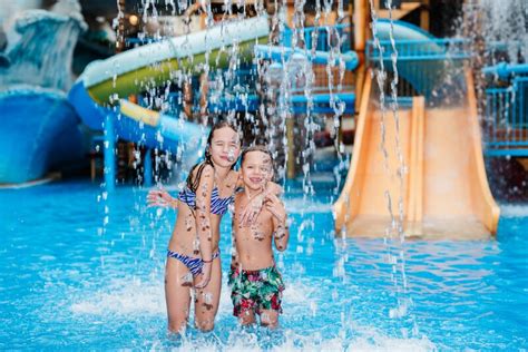 Žmonės, linksminasi vandens parke