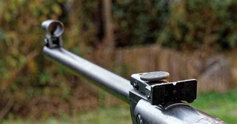 Asmuo, šaudantis iš pneumatinio ginklo