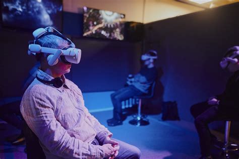 Jaunas žmogus, žaidžiantis virtualios realybės žaidimą