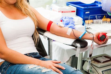 Moteris, matuojanti kraujo spaudimą ir hemoglobiną nėštumo metu
