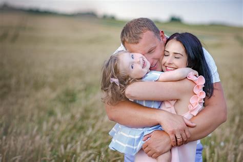 Nuotrauka, vaizduojanti bendruomenišką šeimos gyvenimą