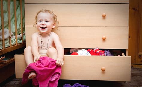 vaikas mokosi savarankiškai rengtis