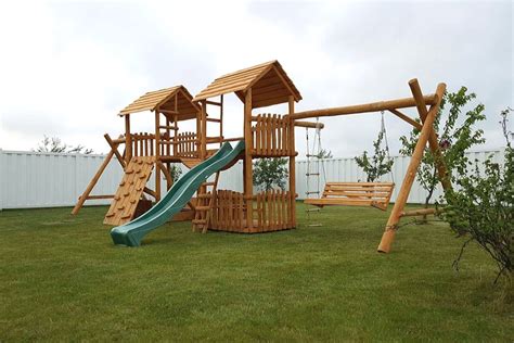 medinė vaikų žaidimų aikštelė