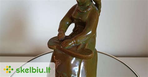 Senovinė statulėlė, vaizduojanti žindymą