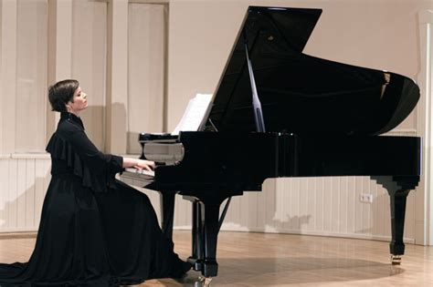 nuotrauka pianisto rankų ant klavišų