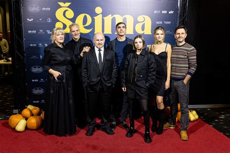 šeima pildo meilės talpyklą