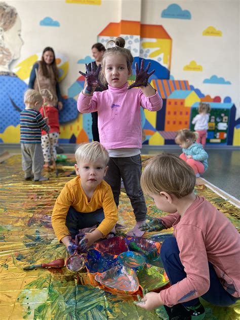 vaikai žaidžia kūrybinėje studijoje