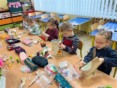 Vaikai dalyvauja kūrybinėse dirbtuvėse