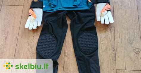 Futbolo vartininkas su apsaugine apranga