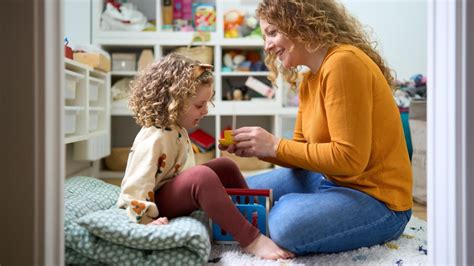 Pasirengimas darželiui: tėvai ir vaikas kalbasi su auklėtoja