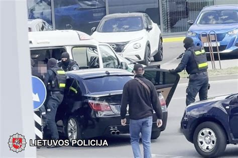 Jaunas vyras kalba su vaikais globos namuose