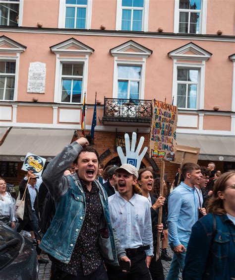 Jauni žmonės bendrauja ir bendradarbiauja