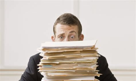 Dokumentų krūva ant stalo