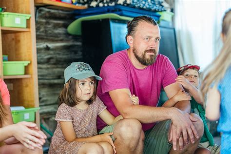 Vaikai lauke su mokytojais