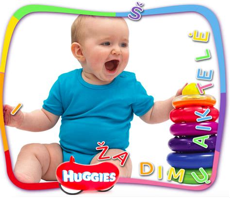 Kūdikis 6 mėnesių žaidžia su lavinamaisiais žaislais