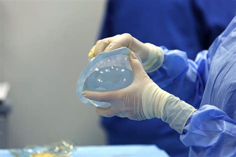 Moteris, svarstanti apie krūtų didinimo operaciją