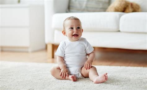 Kūdikis šliaužia ant grindų