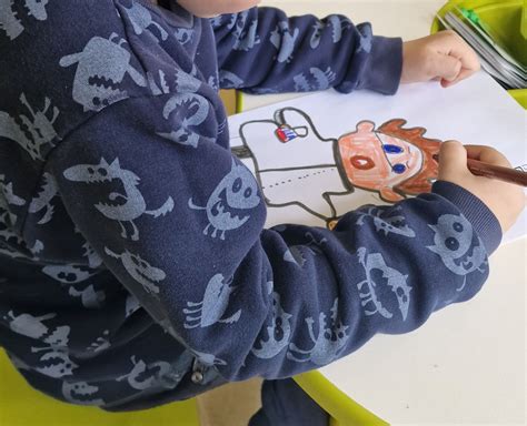 vaikai piešia ir karpo popierių