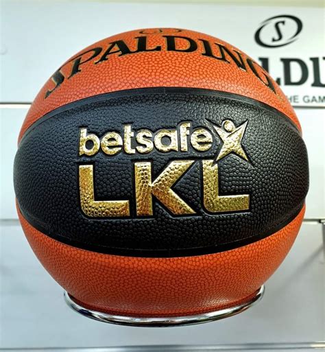 Krepšinio kamuolys su Rusijos vėliava