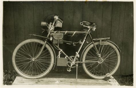 Istorinė nuotrauka su pirmaisiais Cube dviračiais