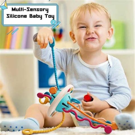 Vaiko ranka spaudžia mygtuką, kuris sukelia garsą