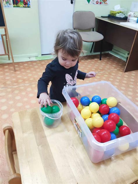 Kūdikis tyrinėja skirtingų tekstūrų žaislus