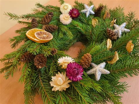 Įvairūs advento vainiko papuošimo elementai: kankorėžiai, uogos, kaspinai