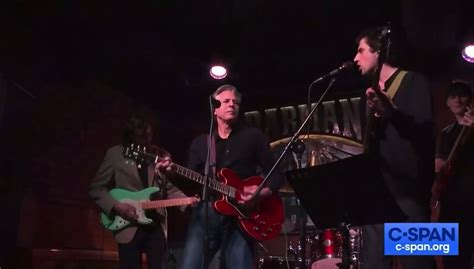 Bradley Cooper groja gitara ir dainuoja scenoje