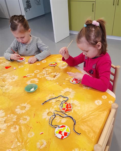 vaikas dainuoja dainelę apie kiškį