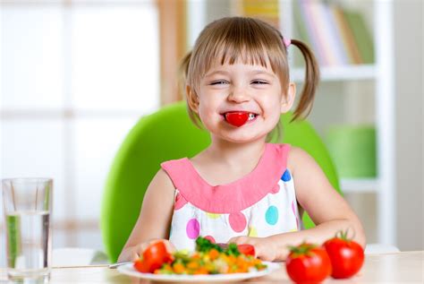 vaikas valgo su termo lėkšte