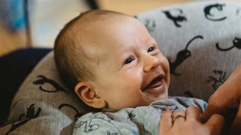 vaikų kineziterapeutas atlieka pratimus su kūdikiu