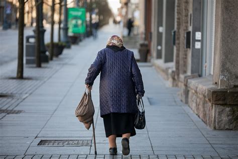 Senas žmogus, žiūrintis į laikrodį