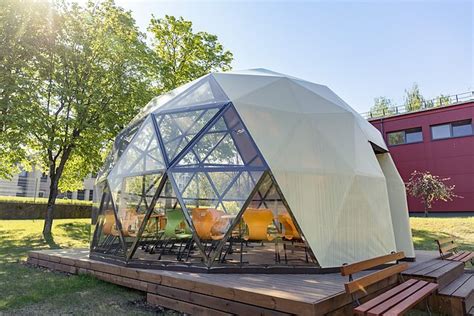 Lauko klasė su sėdmaišiais ir mini staleliais